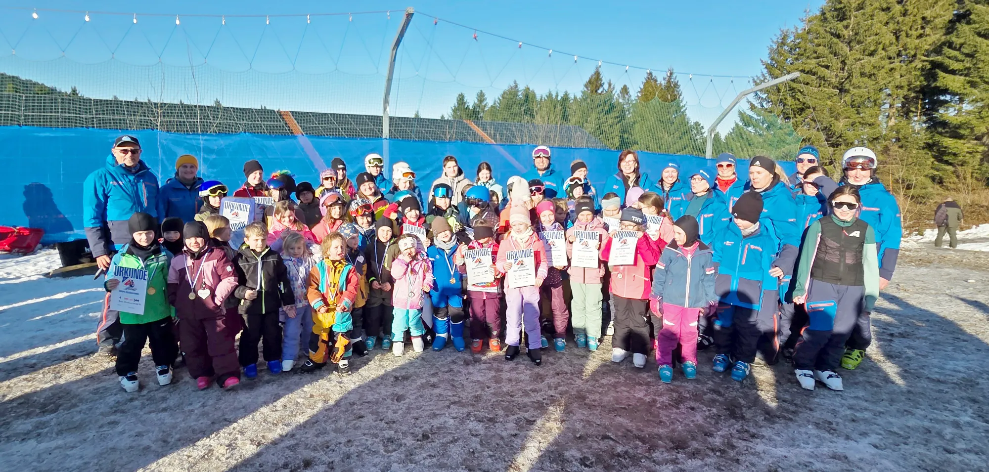 Abteilungsleiter Ski und Inline im FC Chammünster, Sigi Zistler (links), freute sich über den von DSV-Skischulleiterin Claudia Wittmann (rechts) organisierten erfolgreichen Skikurs am Predigtstuhl. Abteilungsleiter Ski und Inline im FC Chammünster, Sigi Zistler (links), freute sich über den von DSV-Skischulleiterin Claudia Wittmann (rechts) organisierten erfolgreichen Skikurs am Predigtstuhl.