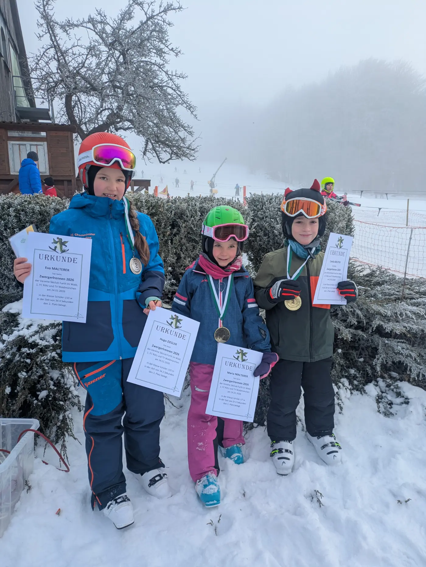Eva, Maria und Camilo vom FC Chammünster mit ihren Medaillen und Urkunden vom Zwergerlrennen in Althütte. Eva, Maria und Camilo vom FC Chammünster mit ihren Medaillen und Urkunden vom Zwergerlrennen in Althütte.