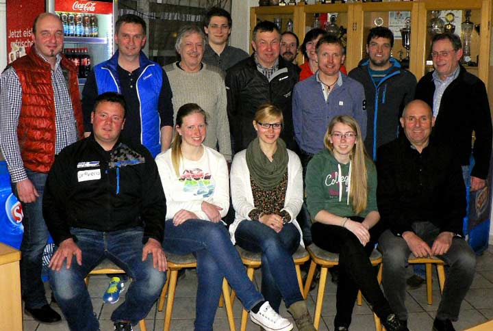 Diese Mitglieder haben für die nächsten beiden Jahre wieder Verantwortung für die Ski- und Inlineabteilung im FC Chammünster übernommen, Stadtrat Josef Griesbeck (links) freute sich über die reibungslose Wahl.