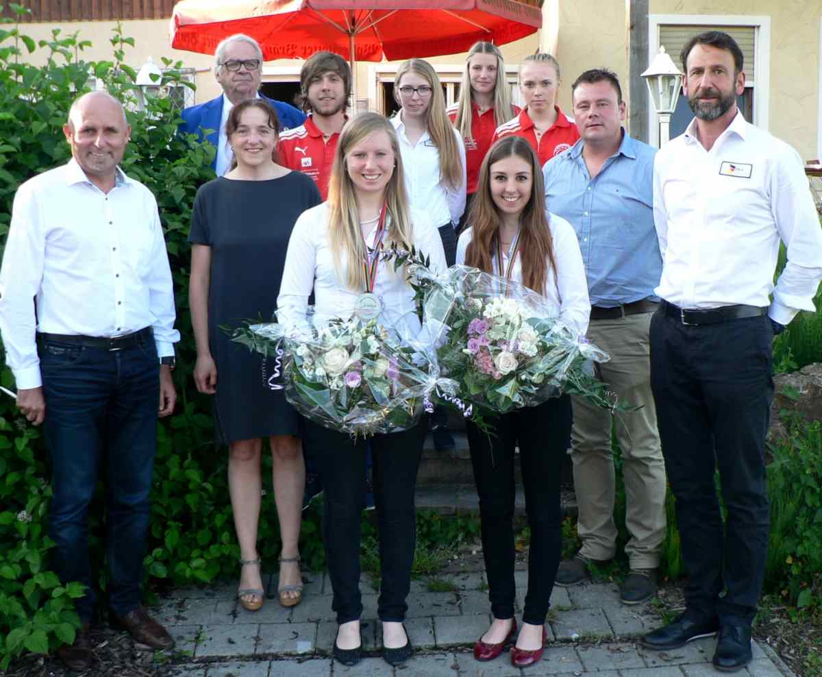 Das erfolgreiche Weltmeisterschaftsteam des FC Chammünster mit FC-Vorsitzendem Dr. Moser, Bürgermeisterin Karin Bucher und Trainer Peter Schödlbauer.