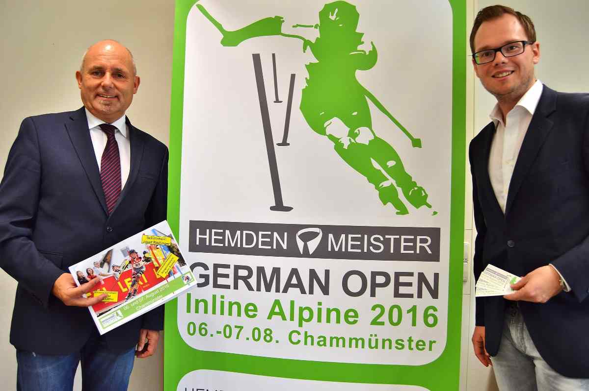 Siegfried Zistler und Alexander Kregiel, Leiter des Organisationskomitees im FC Chammünster,  stellten Plakate, Flyer und Programm zur Hemden-Meister German open Inline alpin 2016 am 6. und 7. August in Chammünster vor.