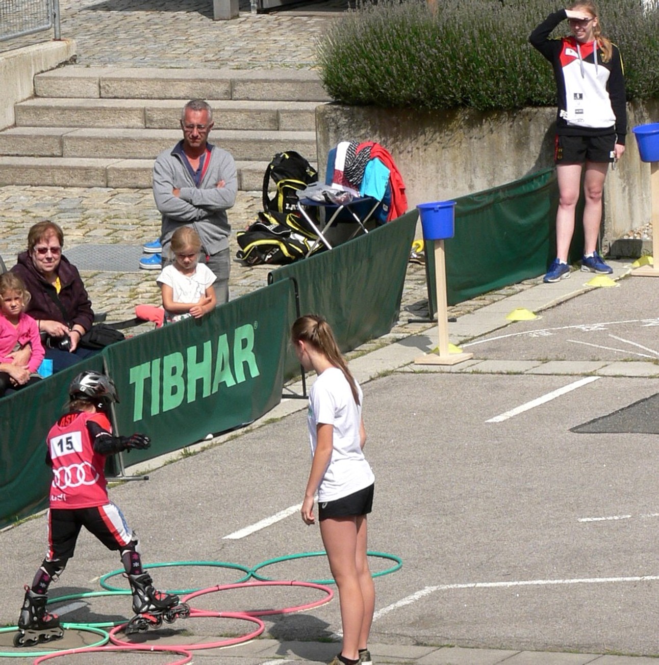 Beim Bamibini-Wettkampf halfen die Rennläuferinnen des FC Chammünster noch an den Stationen, am Nachmittag trumpften sie beim Riesenslalom auf, wie hier Magdalena Gruber (hinten), die deutsche Jugendmeisterin wurde.
