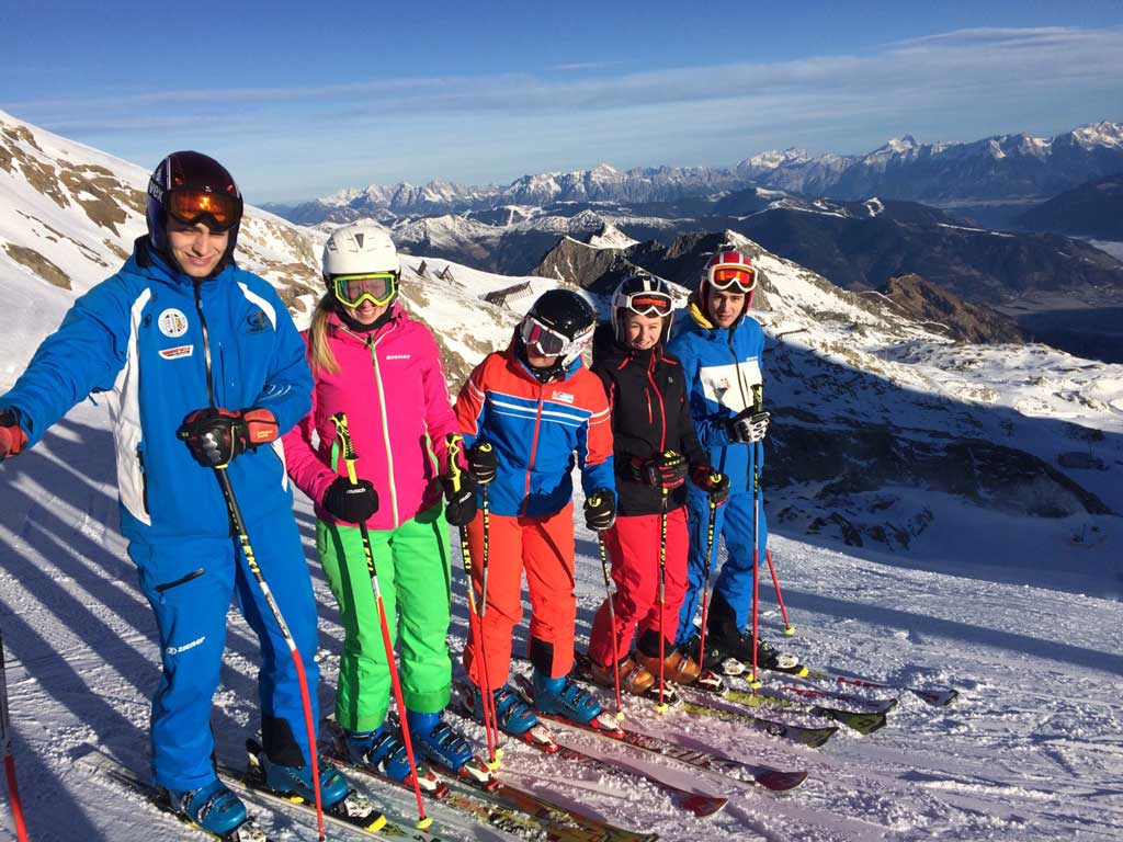 Lernen in traumhafter Kulisse: ein Teil der Skilehrer des FC Chammünster am Kitzsteinhorn mit DSV-Skischulleiterin Claudia Wittmann (2. von links).