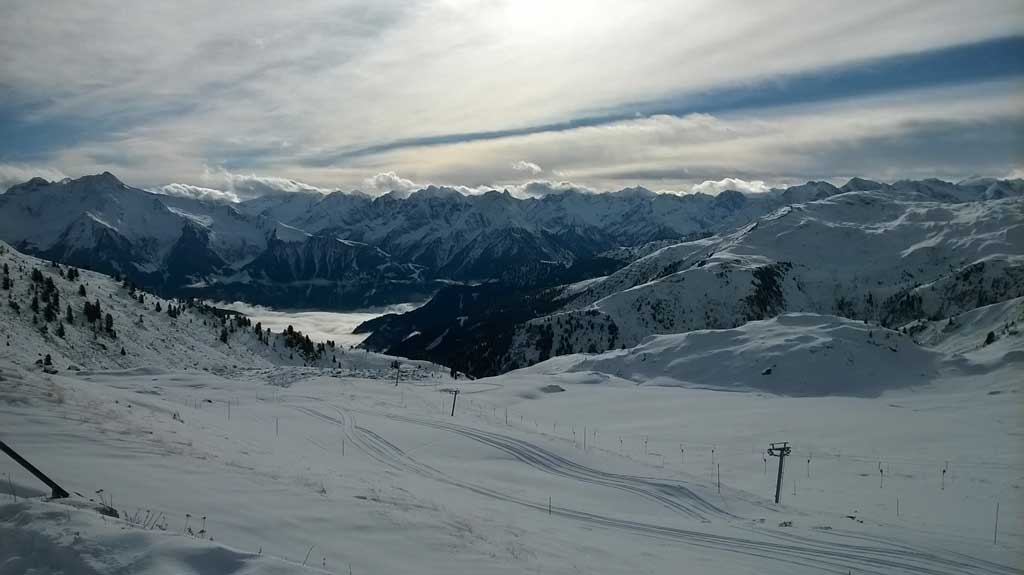 Die Pistenverhältnisse im Skigebiet Kaltenbach waren entgegen dem ersten Eindruck im Tal bestens und die Sonne kam öfters durch – tolle Fernsicht!