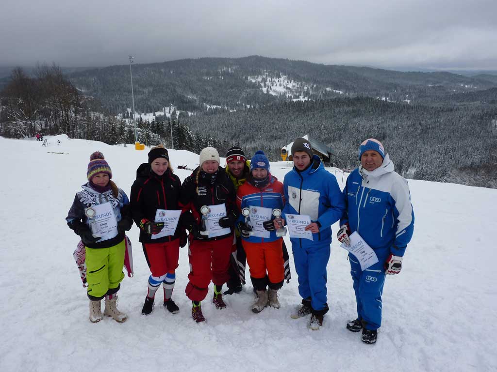 Recht zahlreich und auch erfolgreich nahmen die Skisportler des FC Chammünster an den Bayerwaldmeisterschaften im alpinen Skisport teil, hier die Pokalgewinner nach dem Slalom.