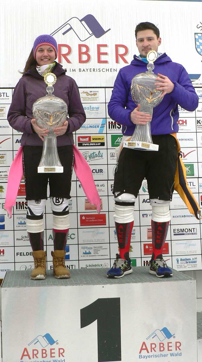 Katja Frisch und Markus Tremmel bekamen als Sieger des Pokalrennens 2016 auch die großen Wanderpokale überreicht.