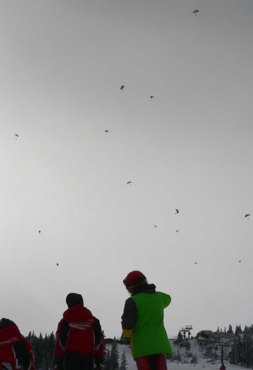 Vor der Siegerehrung zogen rund 20 Fallschirmspringer über dem Arbergipfel die Aufmerksamkeit auf sich.