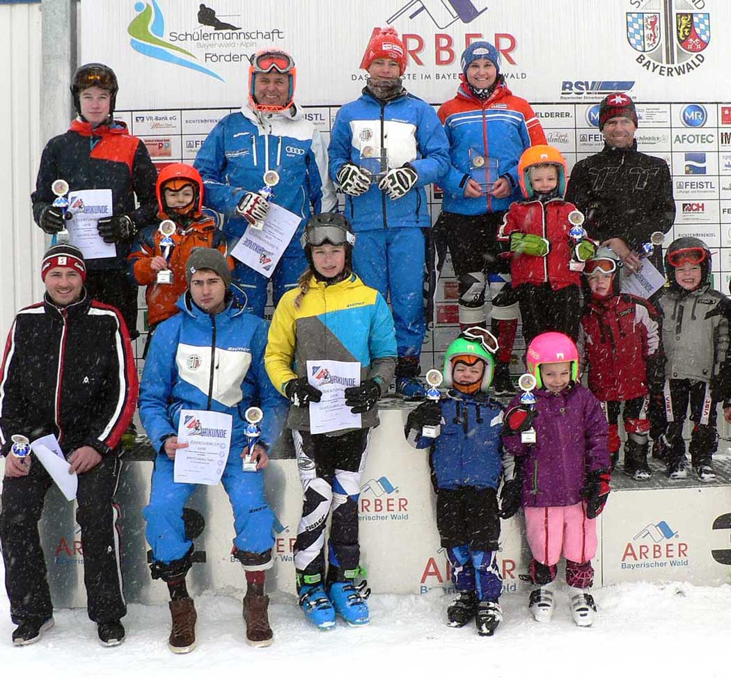 Die Klassensieger der FCC-Slalom-Vereinsmeisterschaft mit ihren Pokalen.