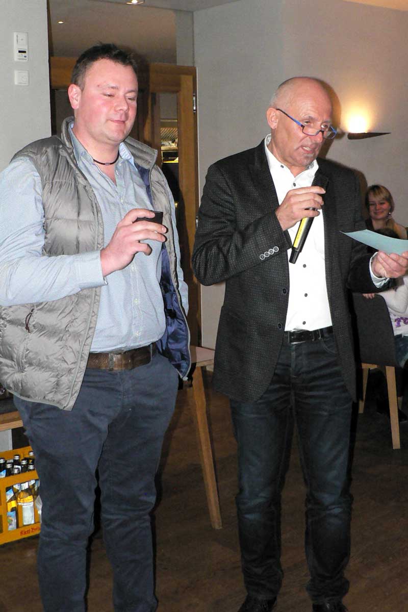 Eine Verdienstmedaille überreichte Abteilungsleiter Sigi Zistler (rechts) seinem multitaskingfähigen Stellvertreter Andy Babl, Karola Wittmann mied das Foto.