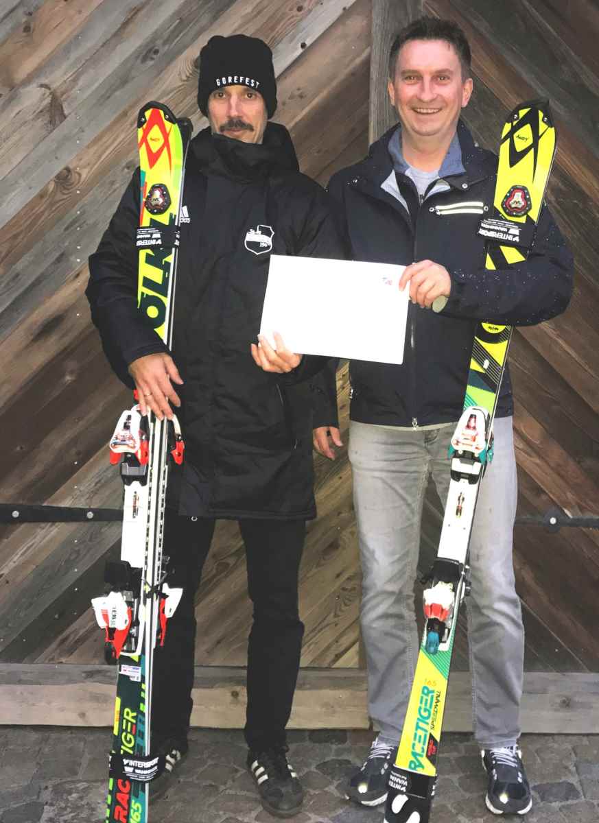 Die Ski im Blick, den Sommertrainingsplan in Händen: die beiden Skitrainer des FC Chammünster, Paul Brückl und Andy Schönberger.