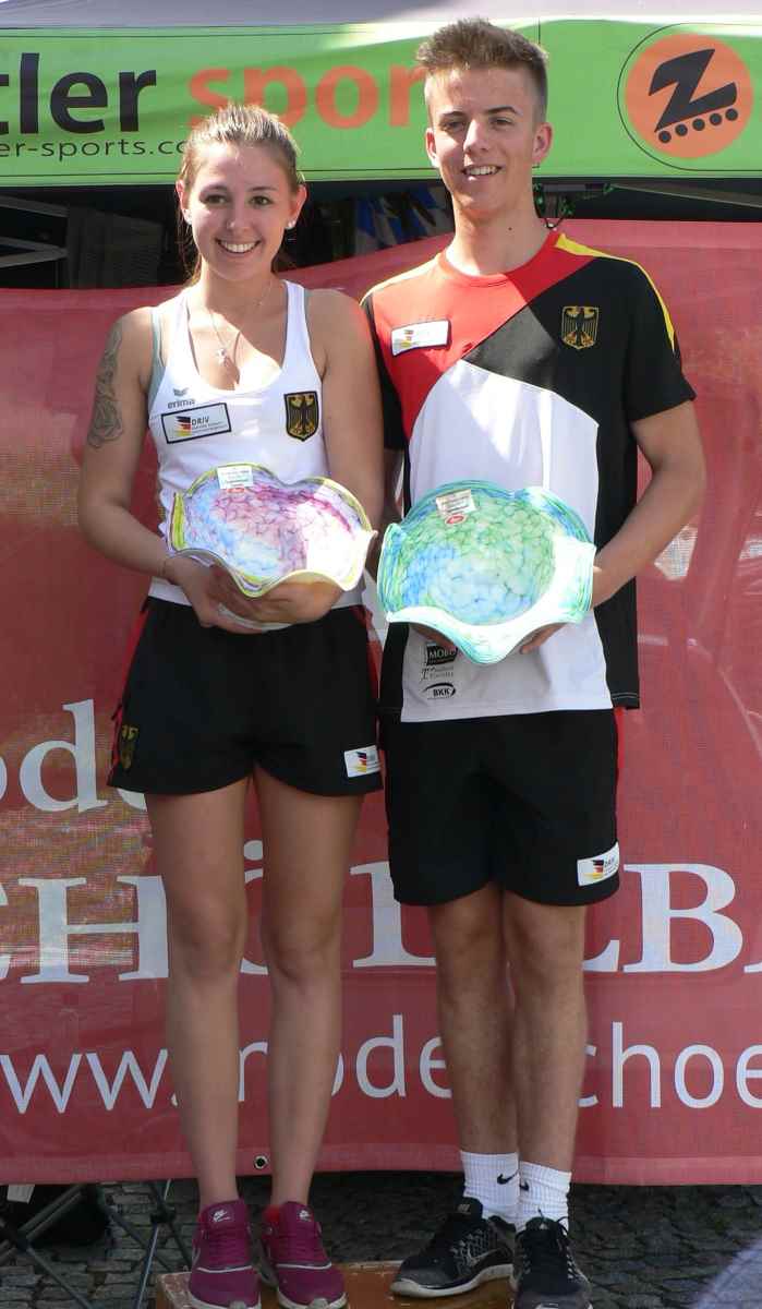 Die Pokale für die Sieger des 20. FCC-Inlinecups, Katharina Hoffmann und Moritz Waibel, waren diesmal Glaskunst-Schalen.