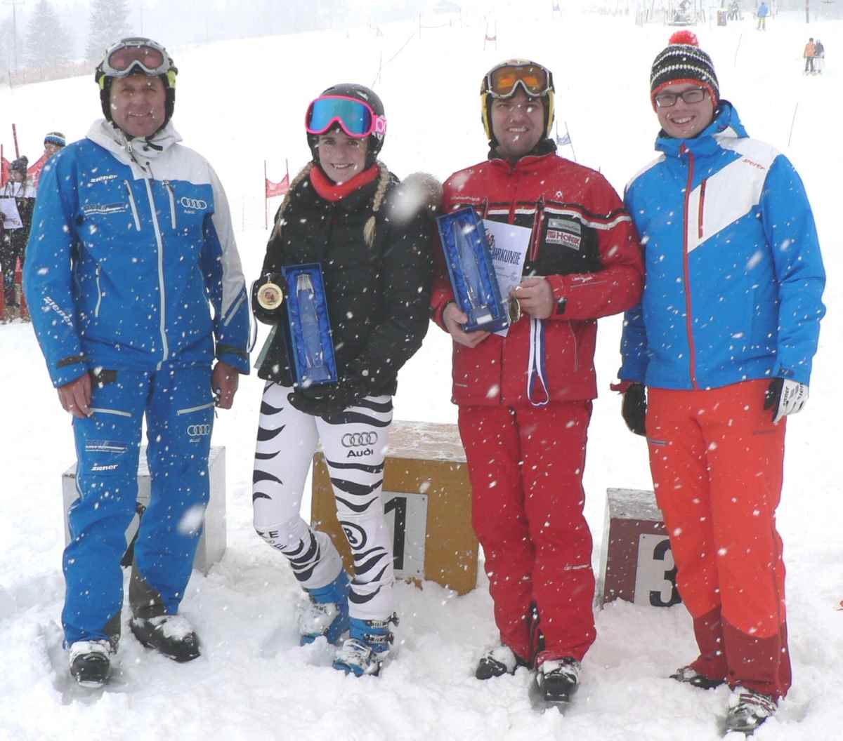 Susanne Weber und Markus Weigl vom FC Chammünster fuhren die Tagesbestzeiten und bekamen dafür die Glaspokale als Landkreismeister; FCC-Abteilungsleiter Ski und Inline Sigi Zistler (links) und Alexander Kregiel (rechts) gratulierten.