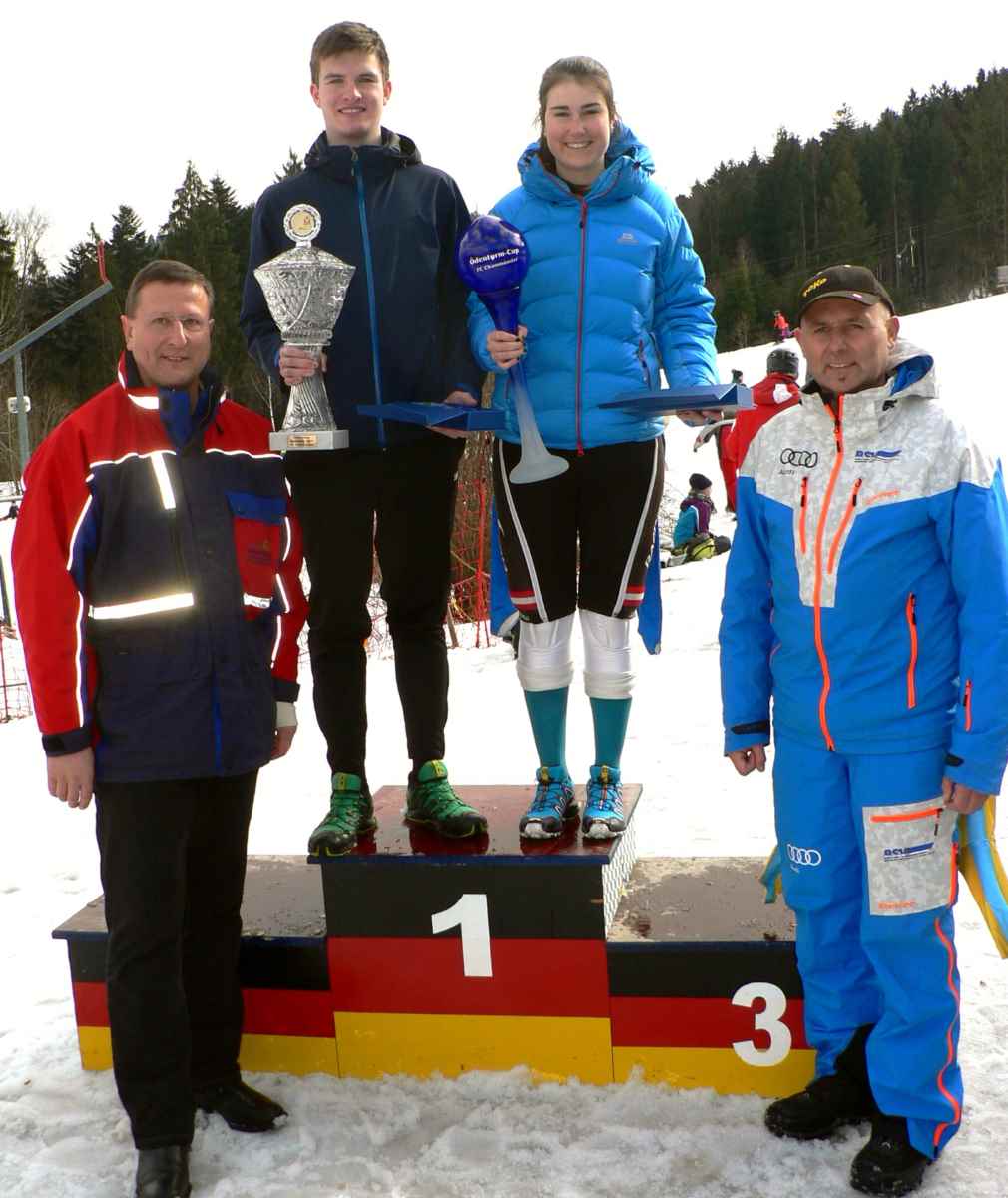 Die beiden großen Glaspokale des Ödenturm-Cups gewannen Johannes Seiderer und Susanna Höcherl; Bürgermeister Markus Müller und Abteilungsleiter Sigi Zistler gratulierten.
