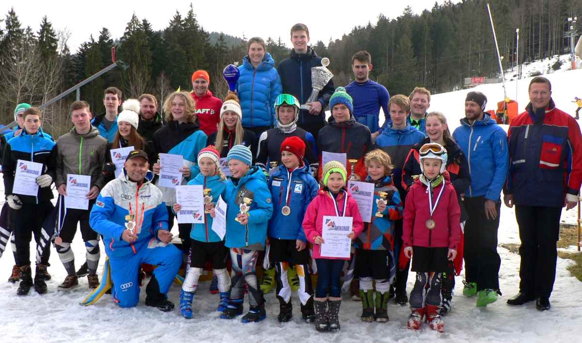 Sie alle schafften es aufs Stockerl bei der offenen Slalom-Vereinsmeisterschaft des FC Chammünster.