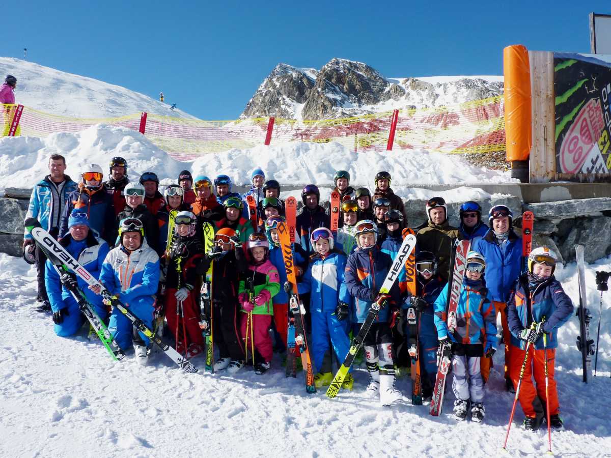 Strahlende Sonne, bester Schnee, glückliche FCC-Skifahrer: Das war das Trainingslager des FC Chammünster 2017 in Sölden.