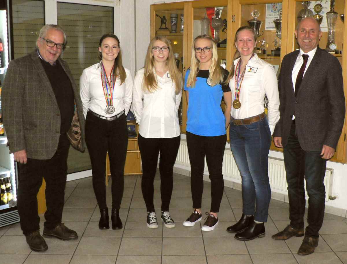 Die Freude über die sportlichen Erfolge ist groß, bei den Sportlerinnen (von links)  Lara Kögel, Magdalena und Luzia Gruber sowie Claudia Wittmann und bei Abteilungsleiter Ski und Inline Sigi Zistler (rechts) sowie FCC-Vorsitzendem Dr. Hans-Jürgen Moser.