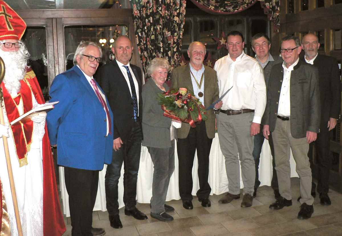 Herbert Geiger mit seiner Frau Christa und den Vertretern des FC Chammünster sowie des Skiverbands Bayerwald - und dem Nikolaus, der den Dank des Himmels überbrachte.