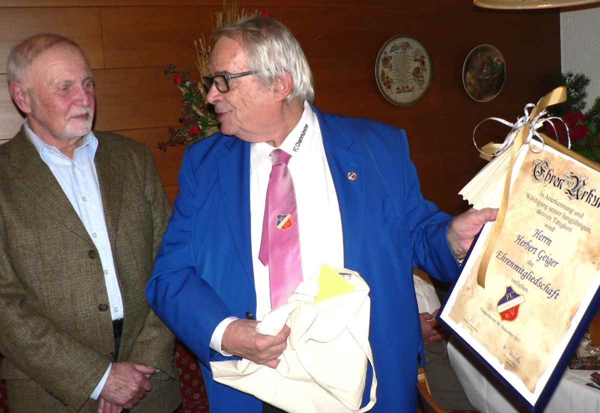 Wahrlich verdient hat Herbert Geiger die Ehrenmitgliedschaft im FC Chammünster, deren Urkunde ihm FCC-Vorsitzender Dr. Hans-Jürgen Moser überreichte.