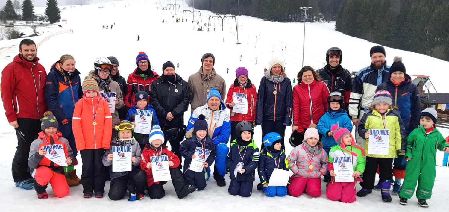 Die Skilehrer des FC Chammünster können stolz auf ihre Skischüler sein, die beim Abschlussrennen gute Leistungen zeigten.