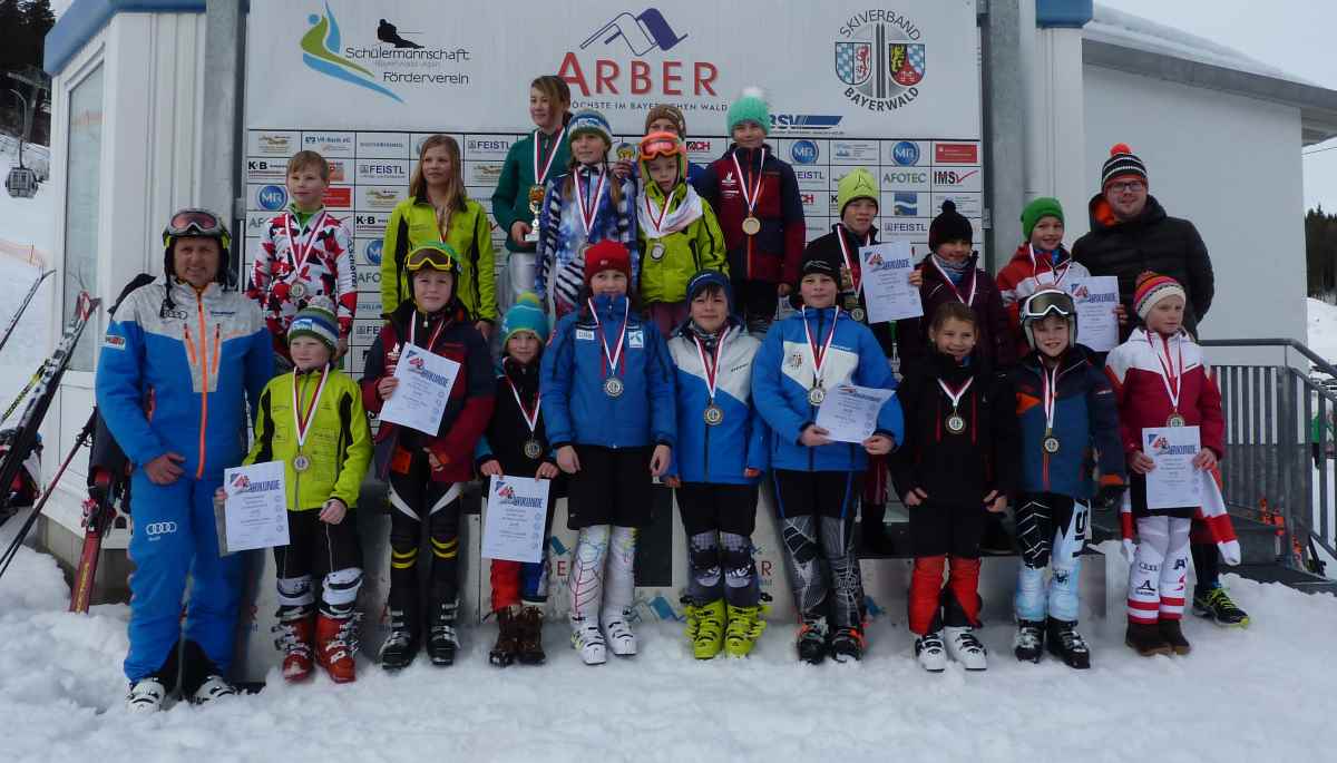 Die  meisten Starter bekamen als Platzierte auf dem Stockerl auch eine Medaille umgehängt, links Abteilungsleiter Ski und Inline vom ausrichtenden FC Chammünster, Sigi Zistler.