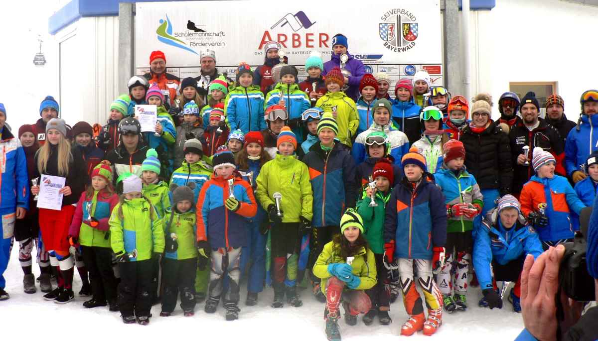 Viele junge und ältere Skisportler wurden für ihren Stockerlplatz auch mit einem Pokal geehrt.
