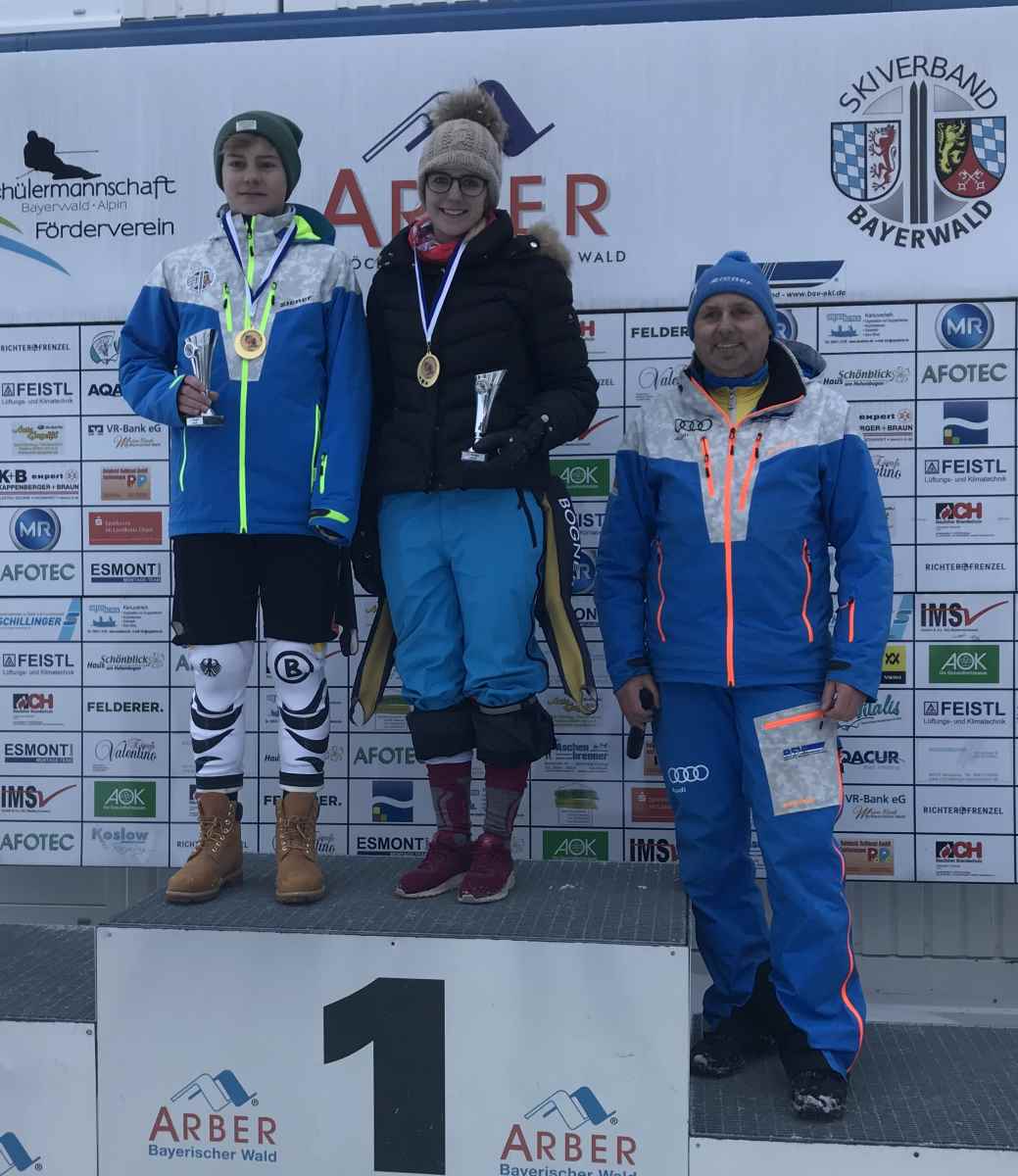 Abteilungsleiter Ski und Inline im FC Chammünster Sigi Zistler (rechts), freut sich, dass erneut zwei aus seinem Verein sich die Titel der Landkreismeister im Riesentorlauf 2018 sicherten: Susanne Weber und Luis Schönberger.
