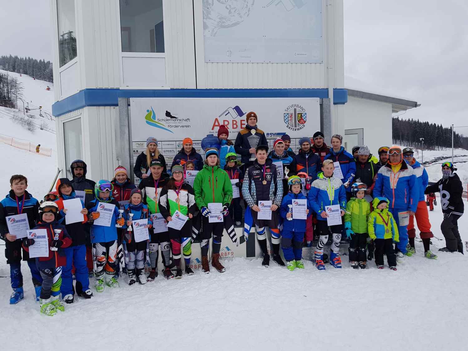 Fast jeder Teilnehmer der 21. offenen Slalomvereinsmeisterschaft des FC Chammünster bekam auch einen Pokal.