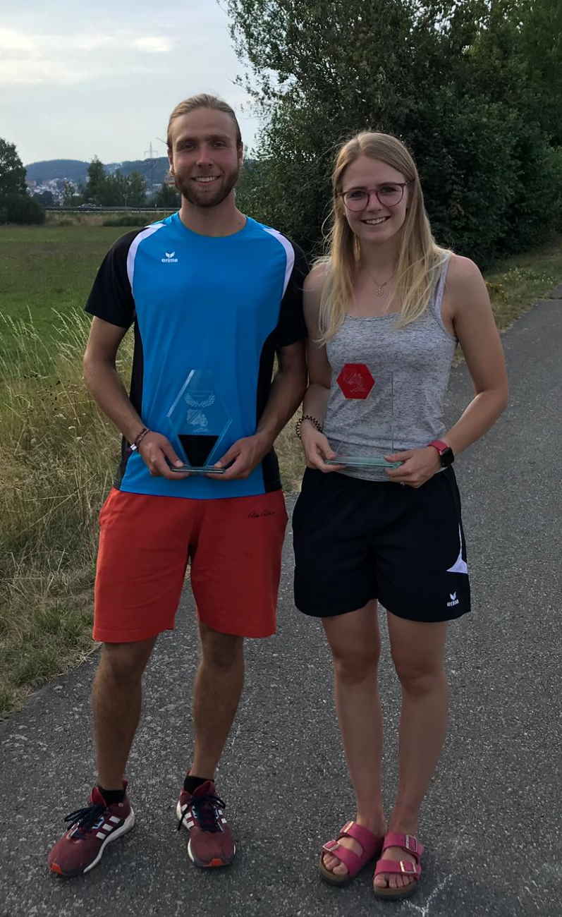 Maximilian Schödlbauer und Susanne Weber, die Vereinsmeister des FC Chammünster 2019 im Inline-alpin-Slalom.
