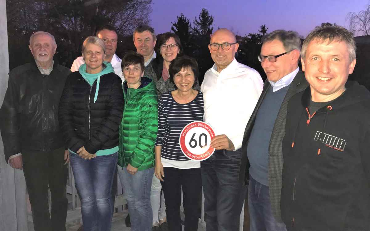 Seit Jahren engagieren sie sich gemeinsam für den Ski- und Inlinesport im FC Chammünster und so feierten sie auch zusammen den 60. Geburtstag von Sigi Zistler (mit 60-Schild, daneben seine Frau Conny).