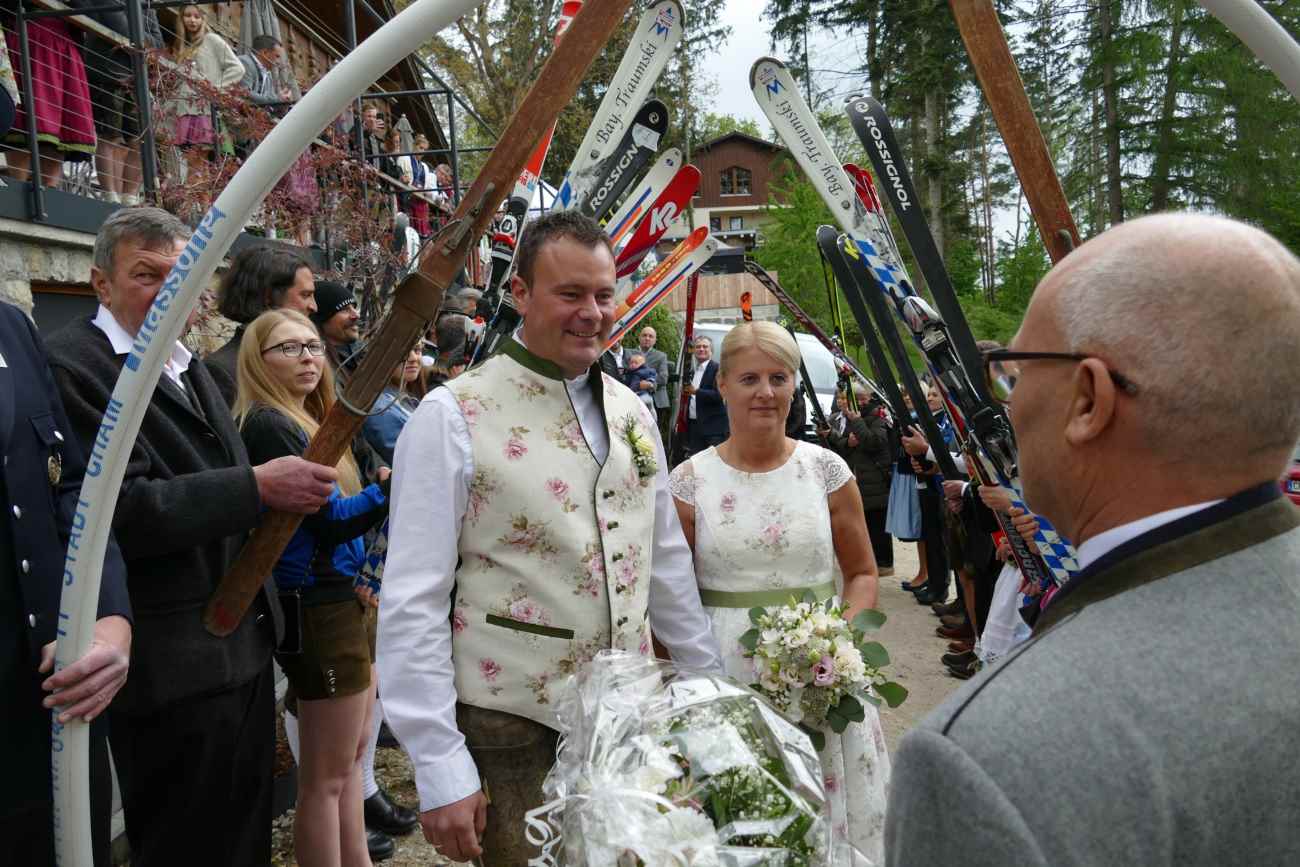 Im Namen der Skifahrer des FC Chammünster wünschte Sigi Zistler dem Brautpaar alles Gute.