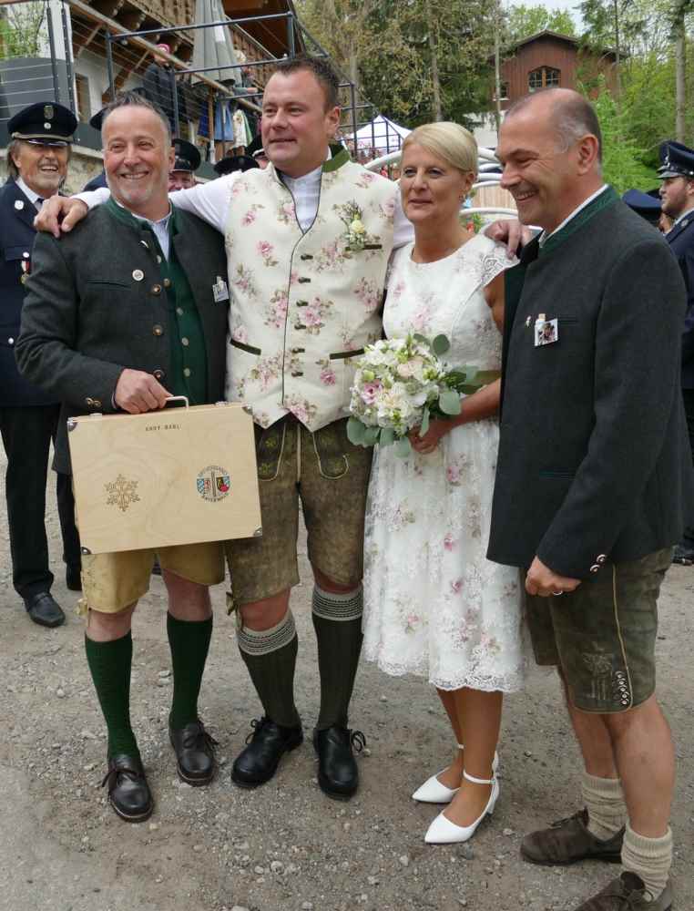 Mit Gerhard Fritz und Gerhard Richter gratulierten zwei Präsidiumsmitglieder des Skiverbands Bayerwald ihrem Kampfrichterchef und seiner Frau zur Hochzeit.