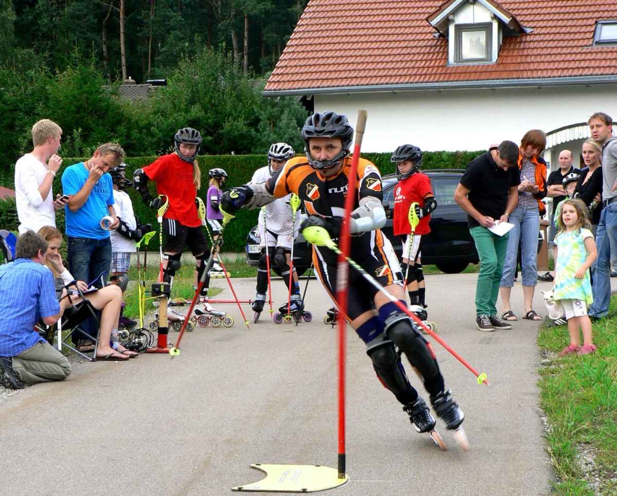 Ein paar Trainings mit Zeitnahme pro Woche gibt es nicht nur vor einer Weltmeisterschaft, wie hier 2012 Abteilungsleiter Sigi Zistler beim Slalomtrainig auf einer Ortsstraße in Hof, sondern in jedem Jahr.