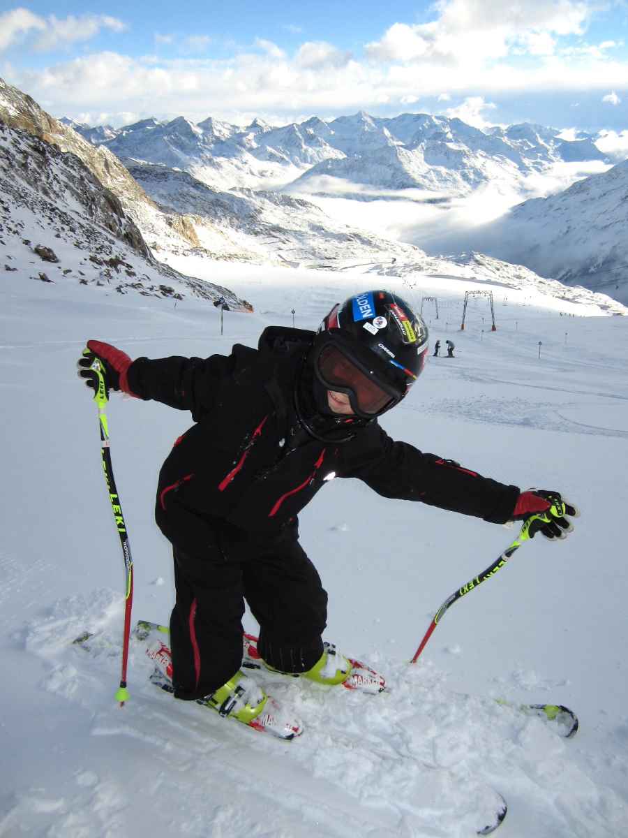 Keine Angst vor großen Bergen hat der Skirennnachwuchs des FC Chammünster, wie hier beim jährlichen FCC-Saisonauftakt auf den Gletschern bei Sölden.