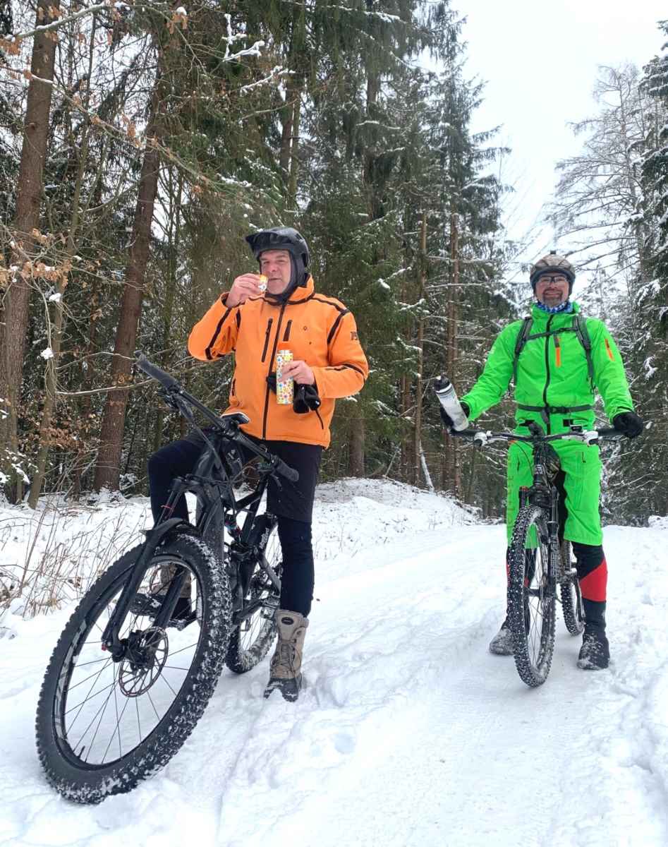 Das ist schon ausgefallener Wintersport: mit dem E-Bike durch den Winterwald.