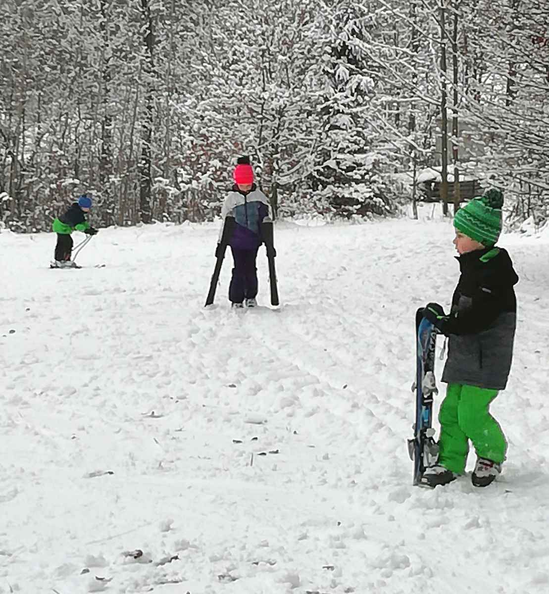 Früher gang und gäbe, heute ungewohnt: der händische Skitransport zum Startpunkt der Skipiste.