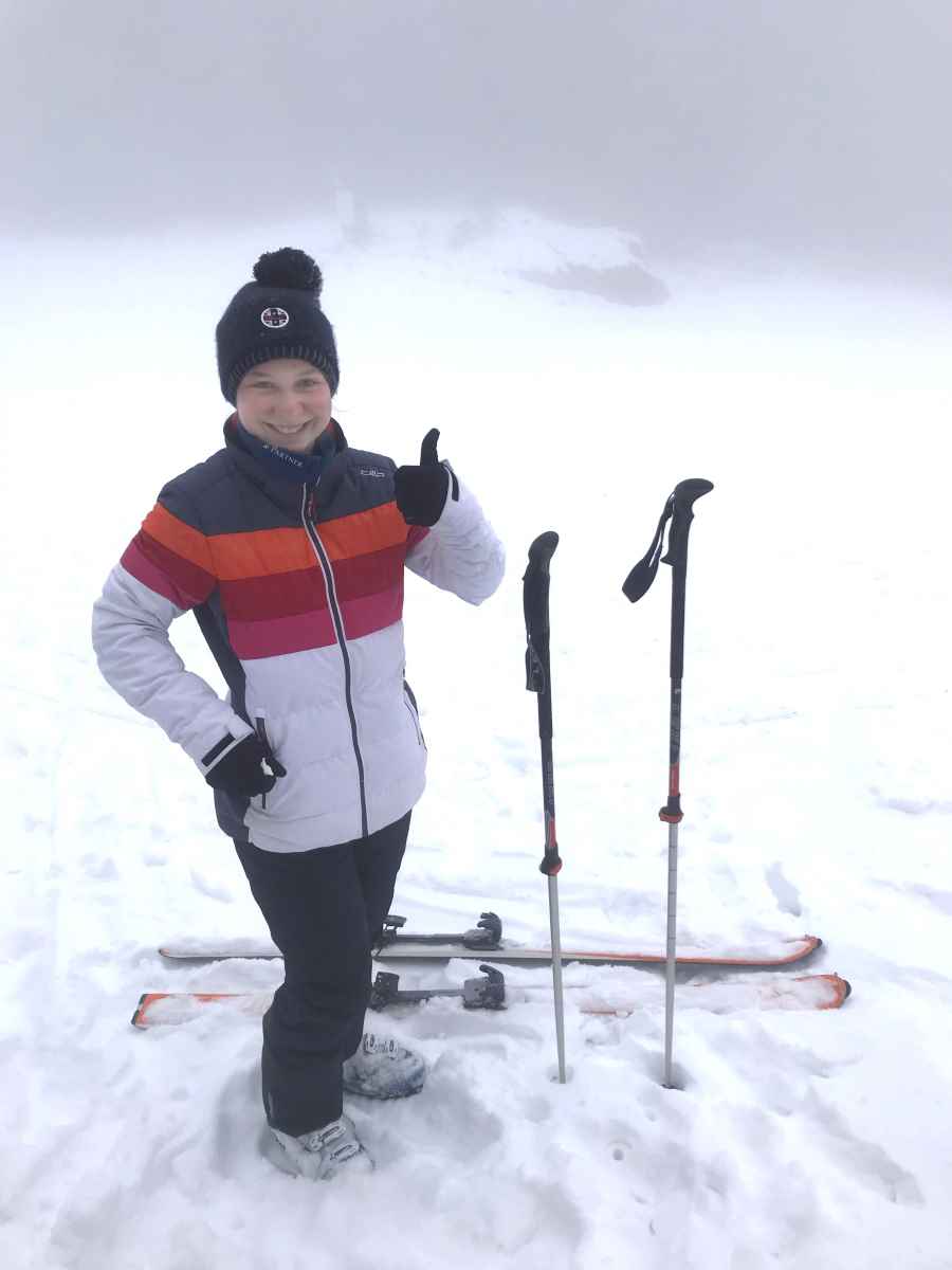 Daumen hoch für den alternativen Wintersport meint Sofie Reitmeier beim Tourengehen.