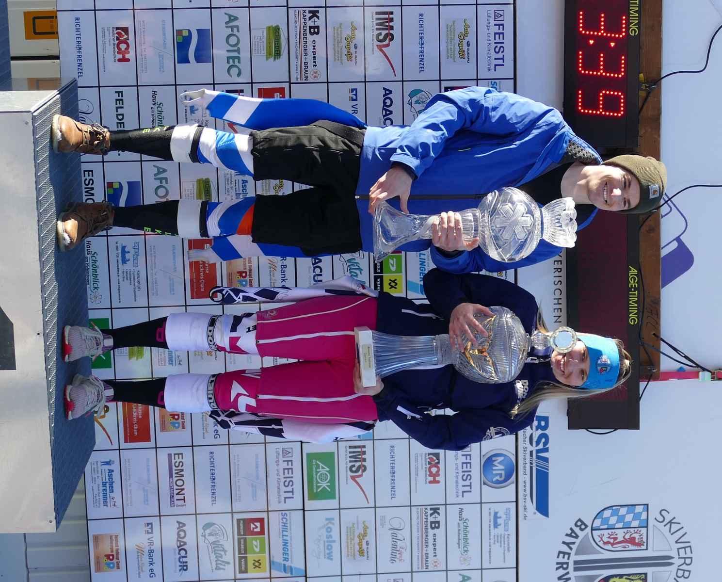 Die großen Wanderpokale im Riesentorlauf ergatterten sich Lukas Ranzinger (SC Langfurth) und Tereza Eismanová (Tj Slavoj Plzen), hier gehalten von Tereza Haberová.