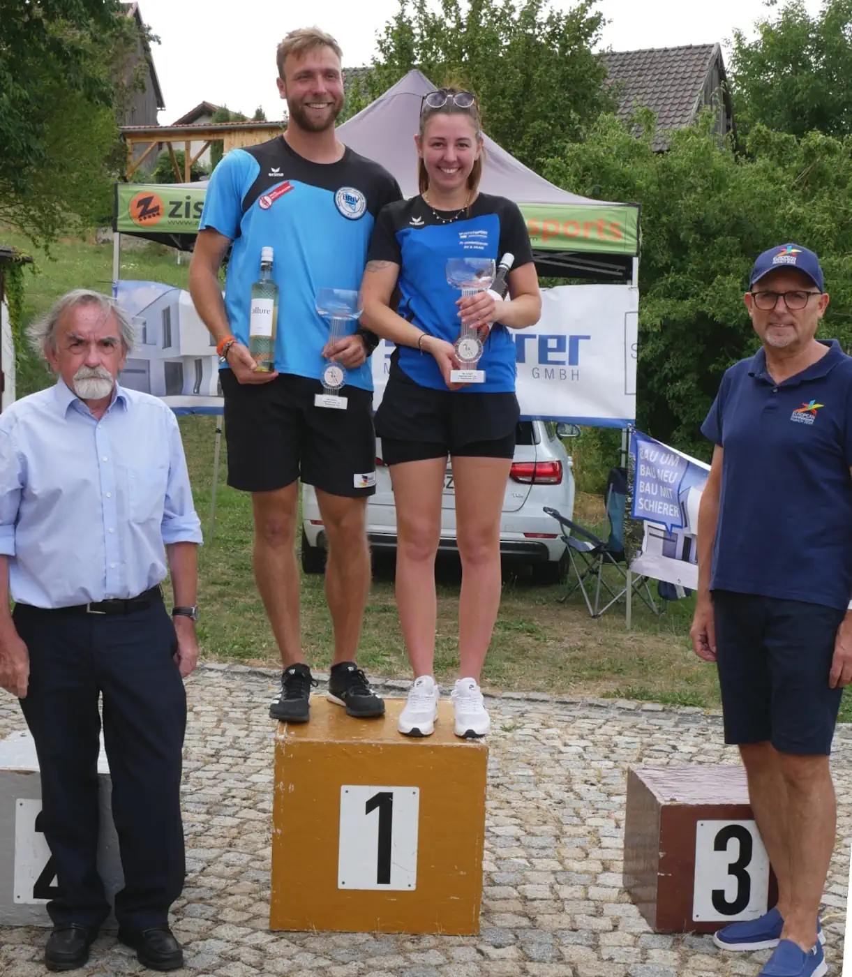 FC-Vorsitzender Dr. Georg Turba (links) und Abteilungsleiter Ski & Inline Sigi Zistler durften sich freuen, dass zwei FCCler das Rennen bei den Damen und Herren gewonnen hatten.