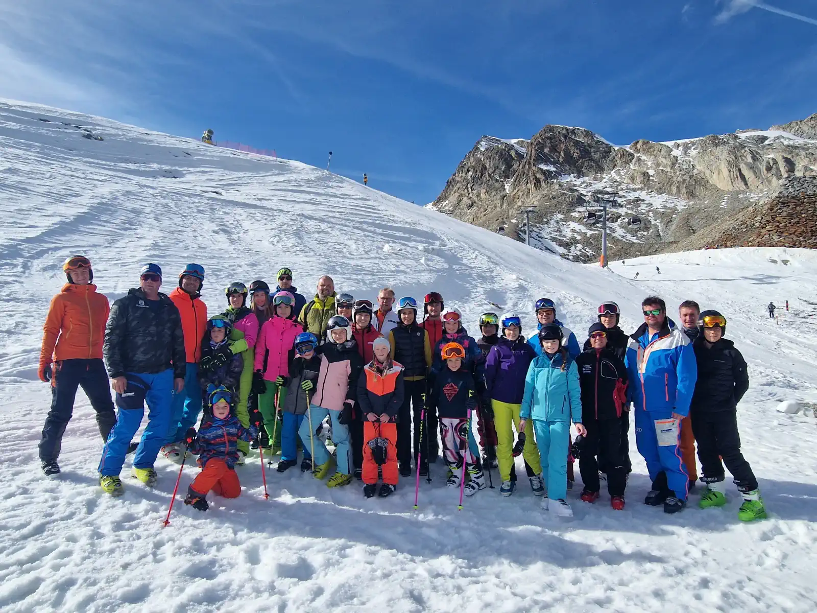 34 Skifreunde vom FC Chammünster starteten in eine ungewisse Wintersaison bei ihrem traditionellen Saisonauftakt in Sölden.