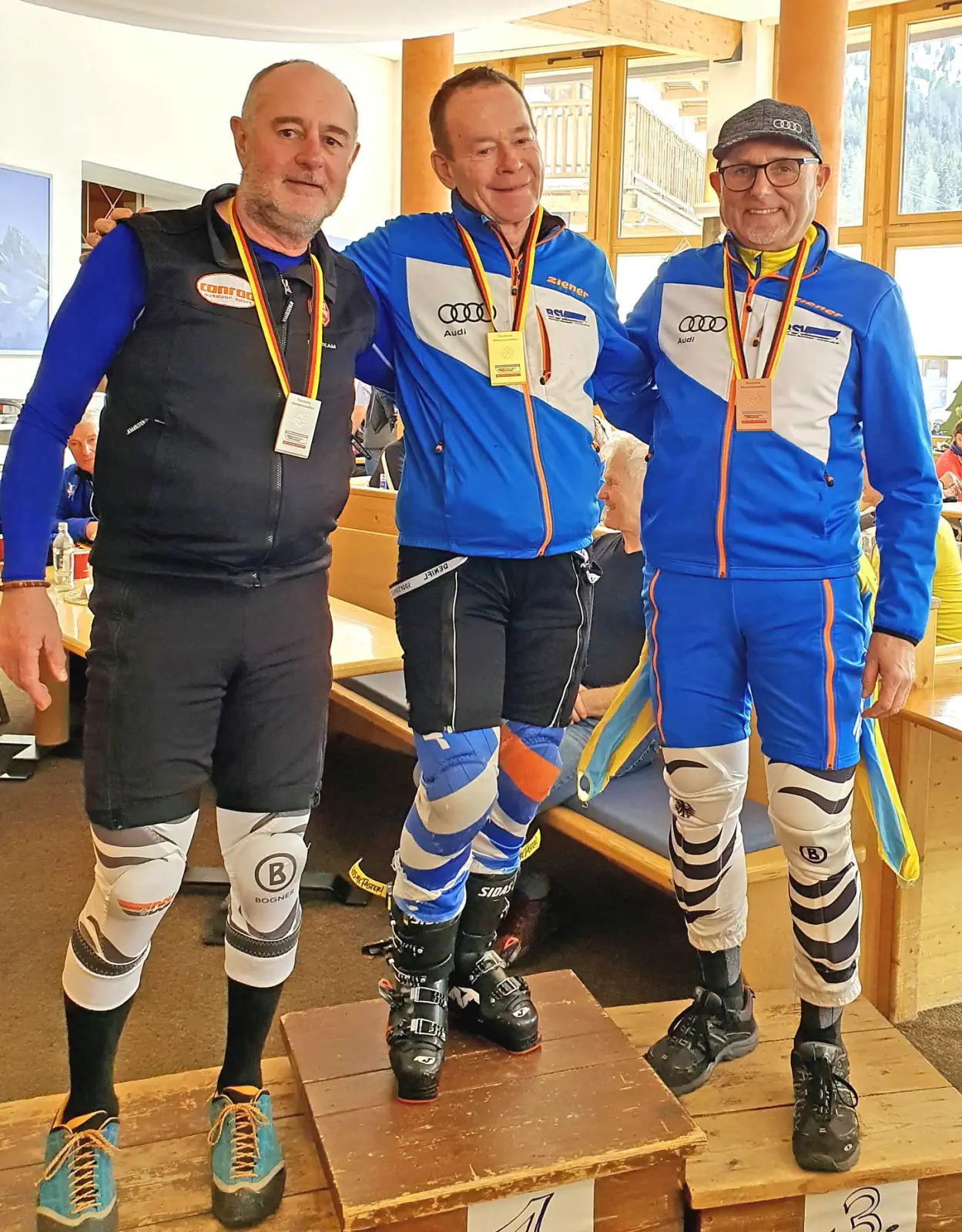 Bei den Deutschen Senioren-Skimeisterschaften errang Sigi Zistler (rechts) vom FC Chammünster im Slalom die Bronzemedaille.