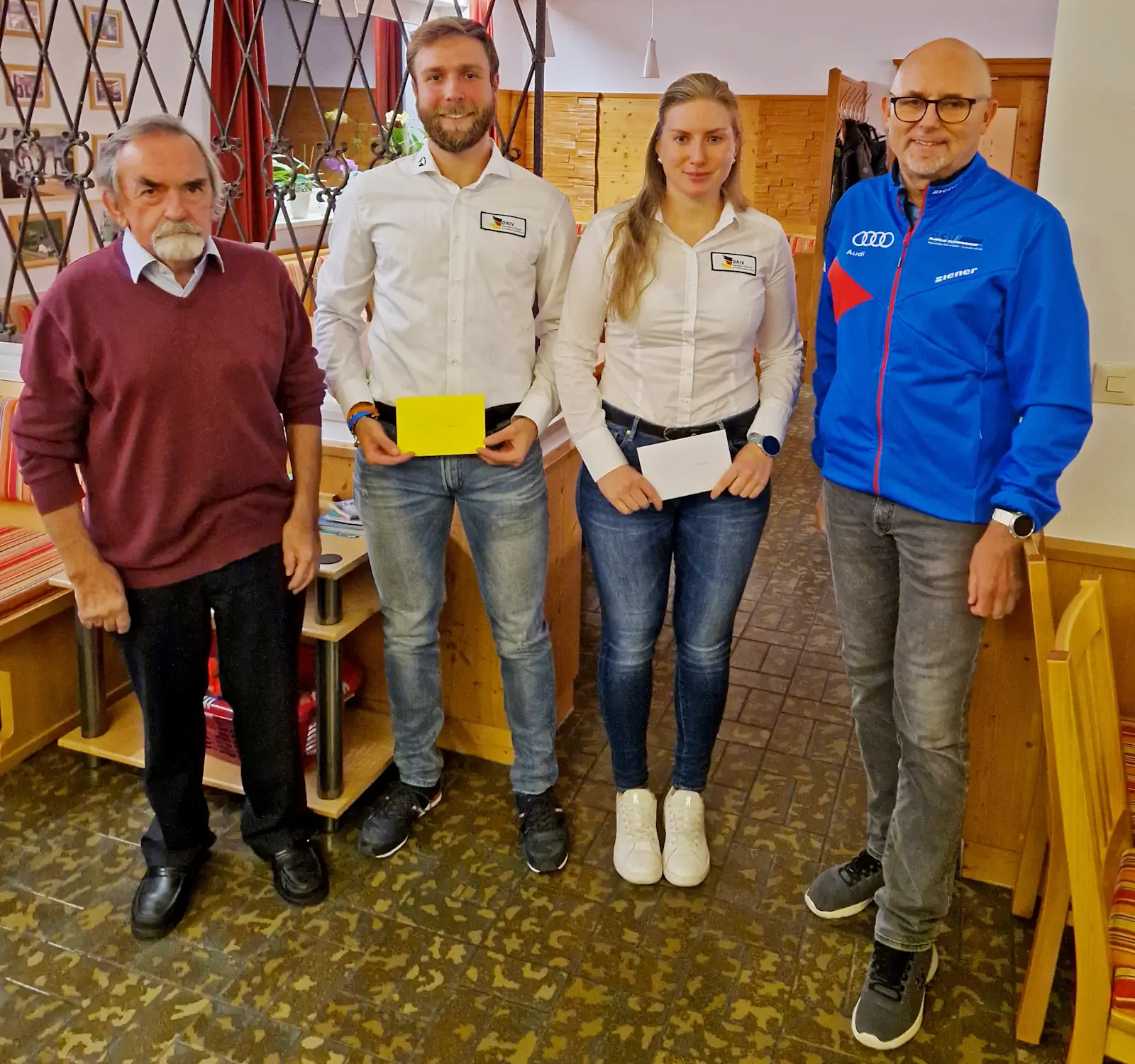 Jeweils eine Bronzemedaille brachten Maximilian Schödlbauer und Claudia Wittmann von der Inline-alpin-Weltmeisterschaft in Barcelona mit. Dafür gab's vom Verein eine Anerkennung durch Vorsitzenden Dr. Georg Turba und Abteilungsleiter Sigi Zistler.