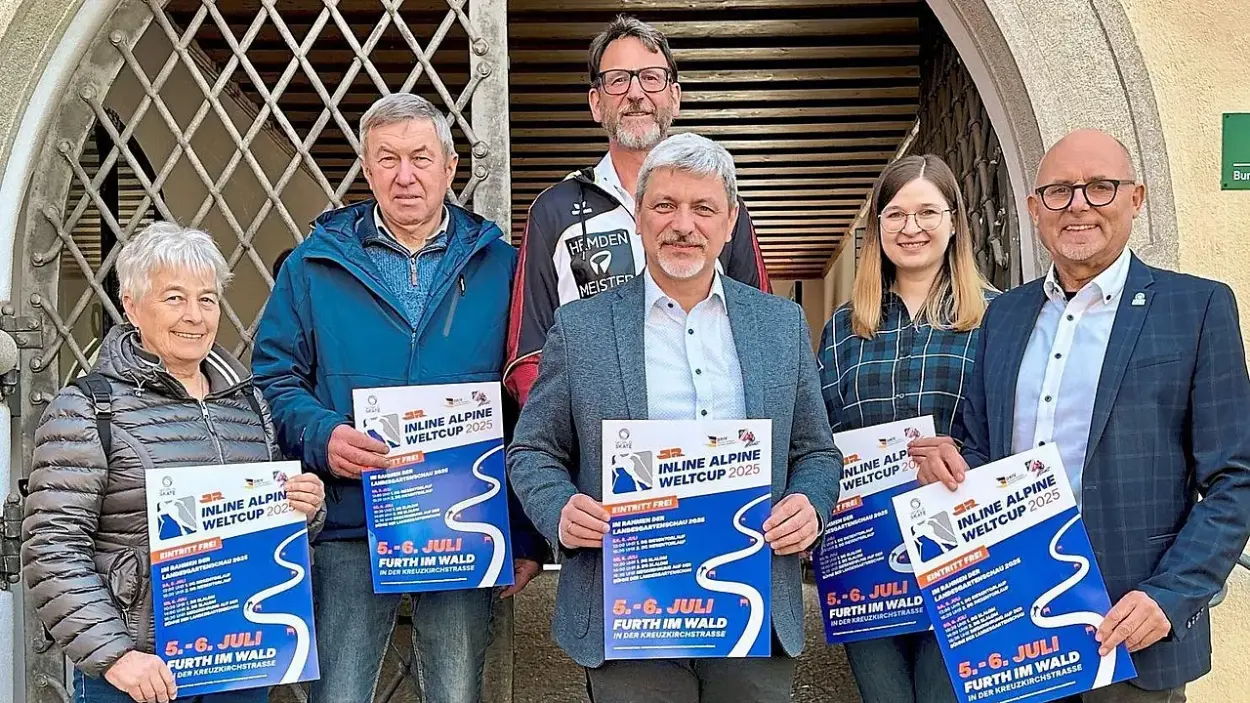 Birgit Vogl, Erich Wittmann, Bundestrainer Peter Schödlbauer, Bürgermeister Sandro Bauer, Anna-Lena Fischer und Sigi Zistler, Mitglied der World Skate Alpine Technical Commission, (von links) informierten zum JR Inline Alpin Weltcup 2025 in Furth im Wald.