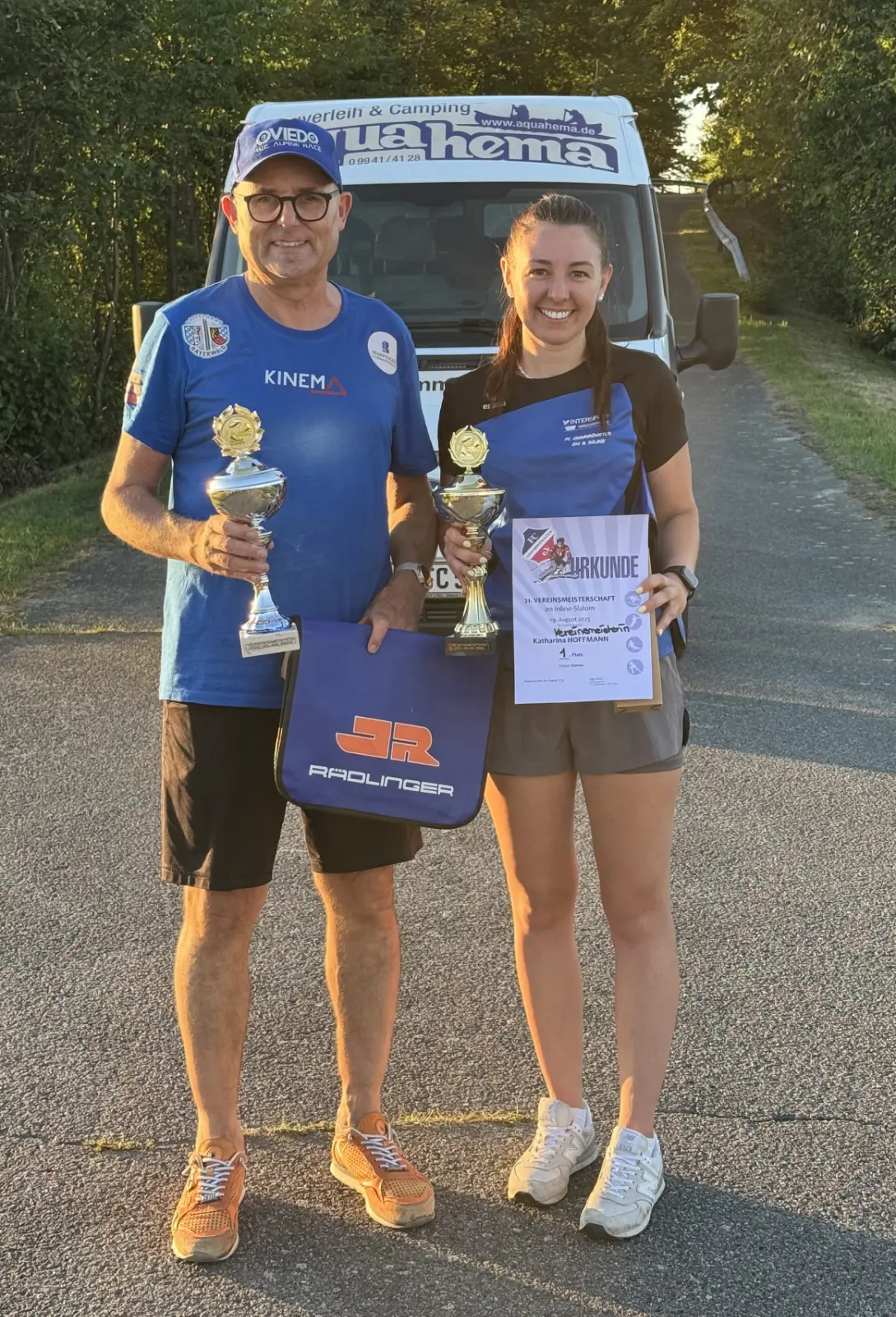 Sie wissen halt, wie's geht: die Sieger im Riesentorlauf wie im Slalom, Sigi Zistler und Katharina Hoffmann.