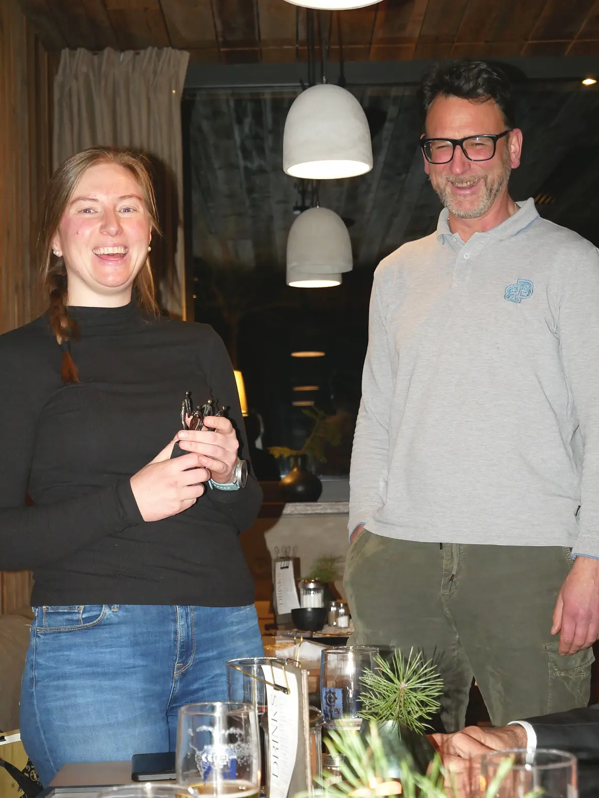 Erinnerung an viele Jahre als Viererteam des FC Chammünster bei internationalen Inline-alpin-Rennen soll die kleine Vier-Mann-Plastik sein, die Peter Schödlbauer der Claudia schenkte. 