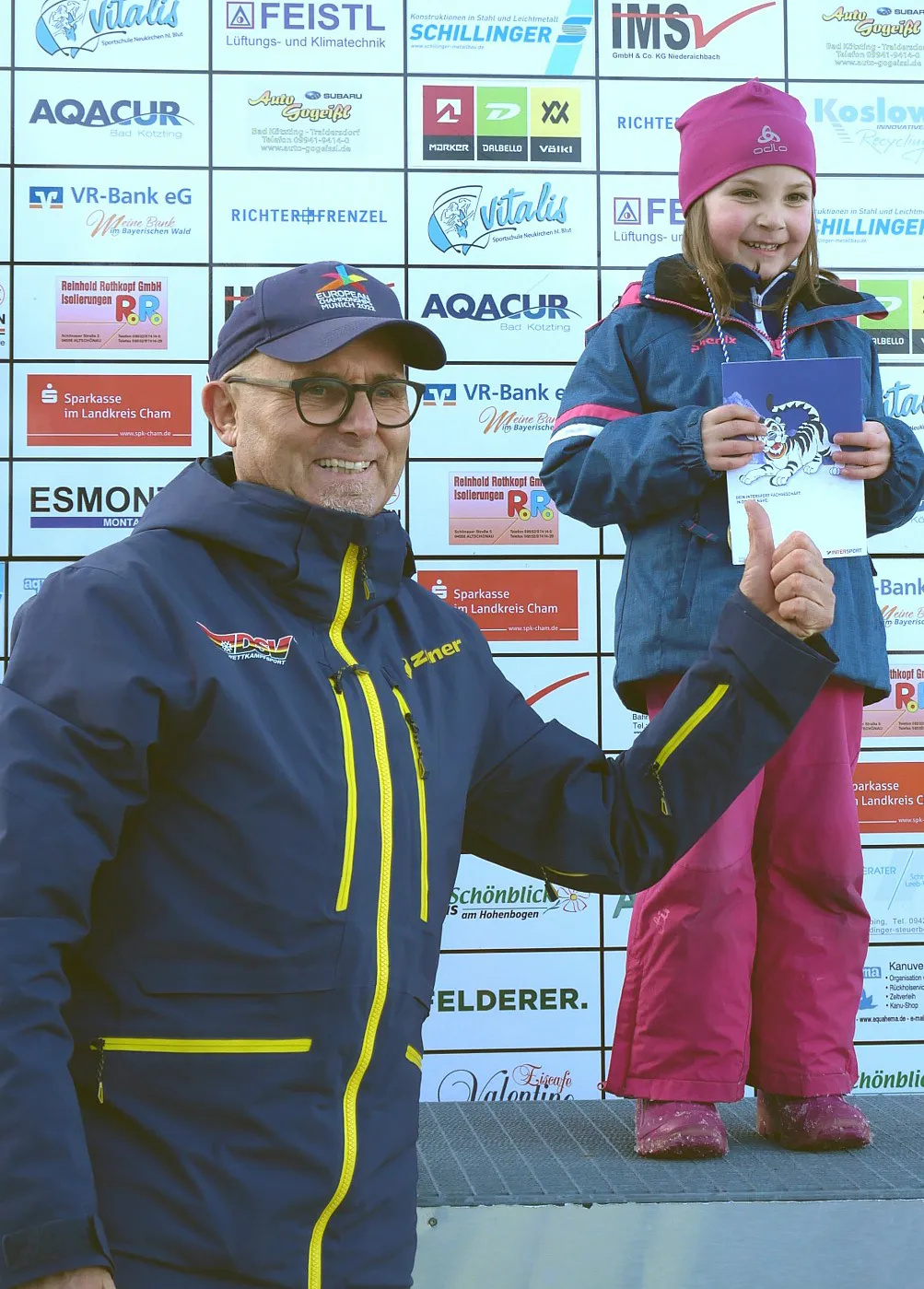 Da strahlen zwei: Sigi Zistler, Abteilungsleiter Ski und Inline im FC Chammünster und selber Klassensieger im Pokalrennen, und die jüngste Starterin, Maria Malterer, ebenfalls vom FCC.