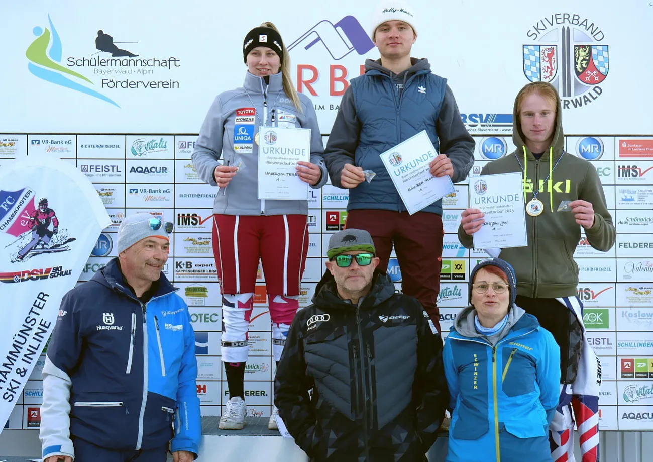 Den bronzenen Ski des Skiverbands Bayerwald bekamen die Ersten der Kategoriewertung der Bayerwaldmeisterschaft, Teresa Haberová vom SC Zwiesel, Florian Gruber, SC Zwiesel, und Jan Schejbal, SV Bayerisch Eisenstein, Johanna Kolbeck, FC Chammünster, ist nicht mit am Bild.