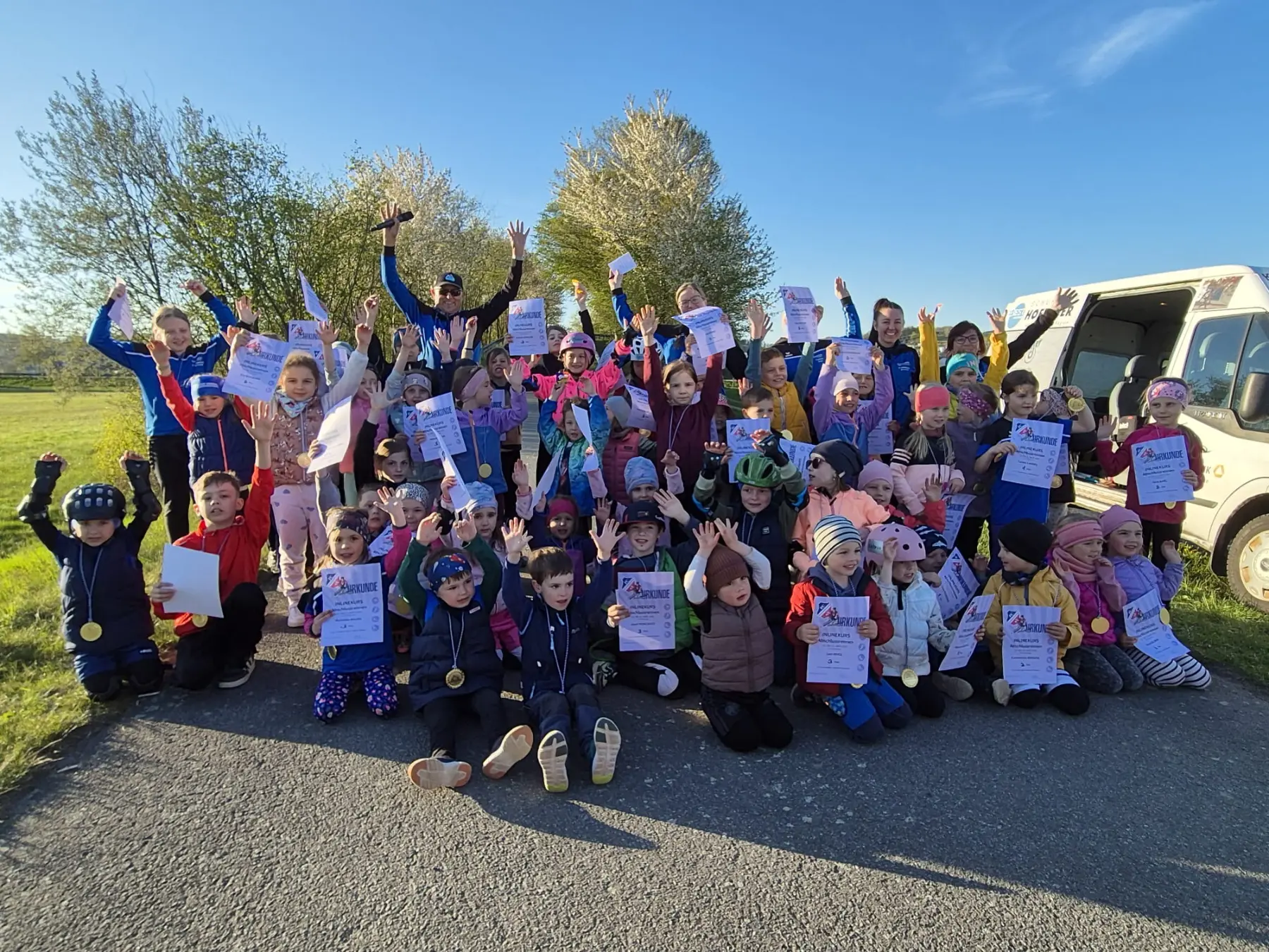 Hurraaa! Der Inline-Kurs des FC Chammünster hat lauter kleine Könner hervorgebracht, die Lehrer (hinten) waren sehr erfolgreich.