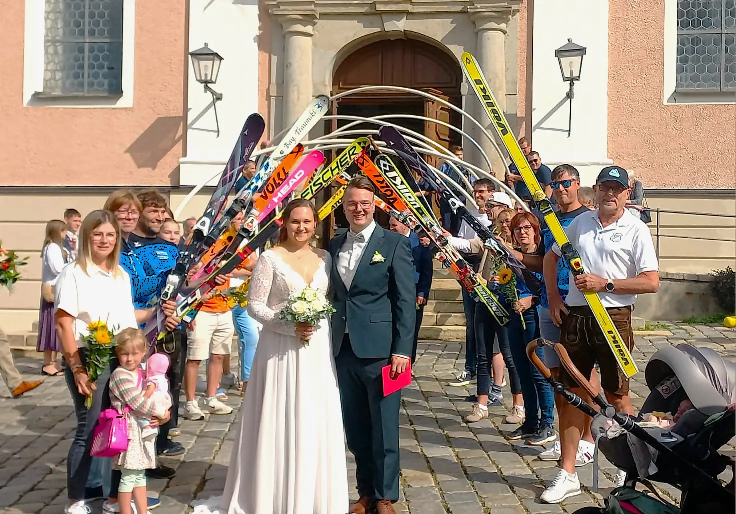 Eine große Abordnung der Abteilung Ski und Inline im FC Chammünster mit Sigi Zistler (r.) an der Spitze gratulierte mit Sommerski ihren beiden Abteilungsmitgliedern Franzi und Patrick Hofmann zur kirchlichen Hochzeit.