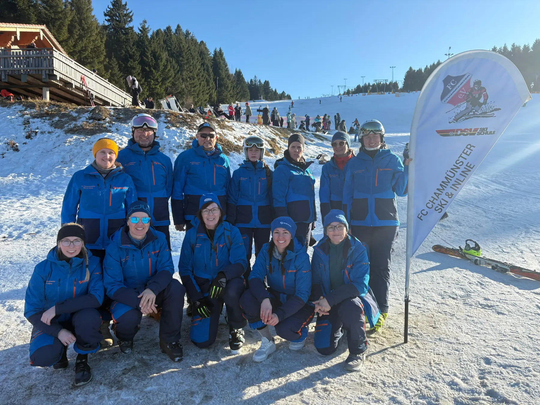 Das FCC-Skilehrerteam in seinen neuen Skianzügen.