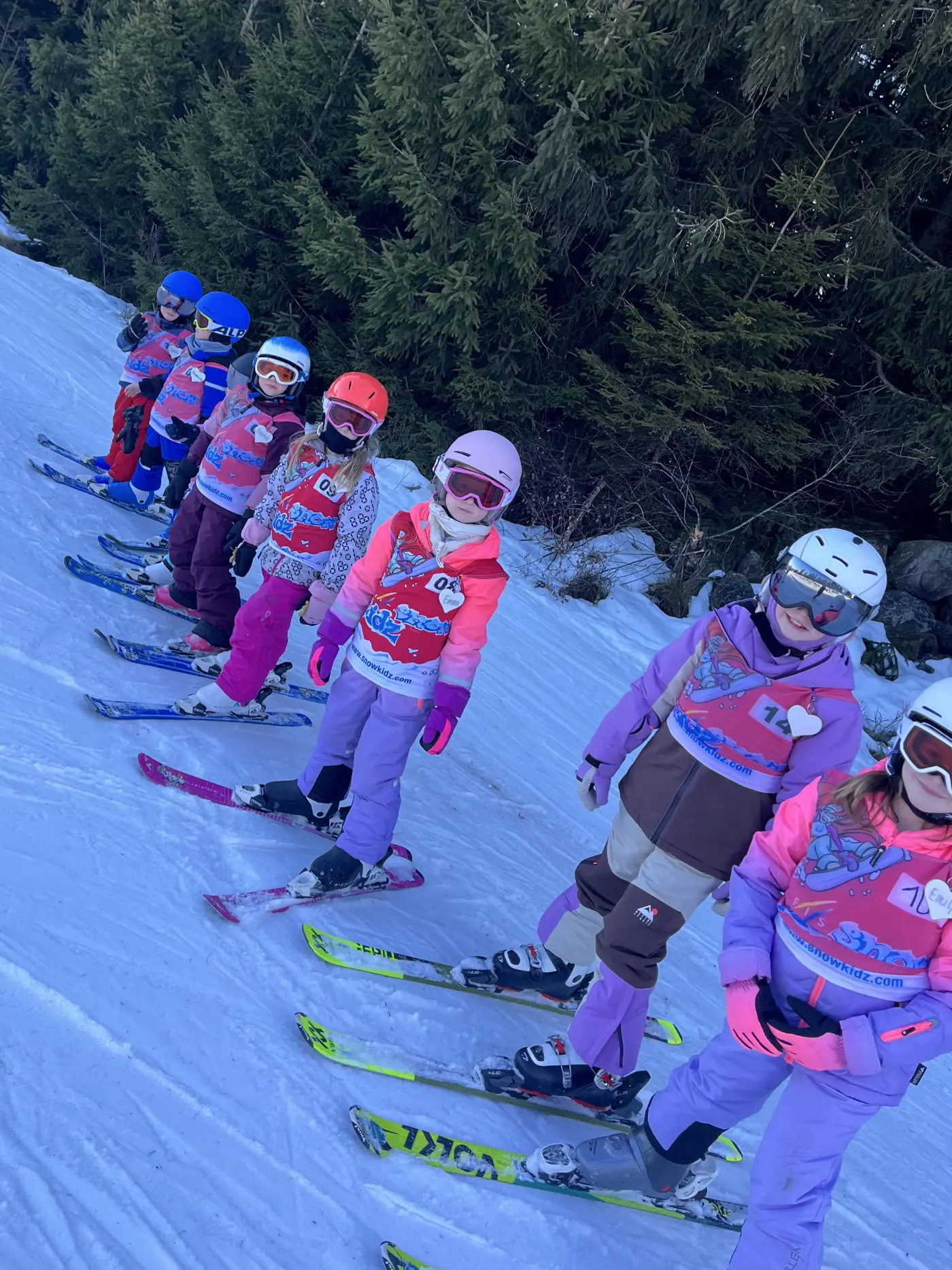 Sie stehen schon sicher auf ihren rutschenden Brettern, die Skizwergerl.